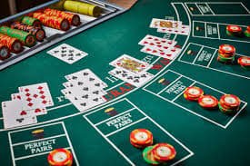 Meja Bandar Ceme situsslot menampilkan dealer, empat pemain, dan kartu yang jelas terlihat dari perspektif atas